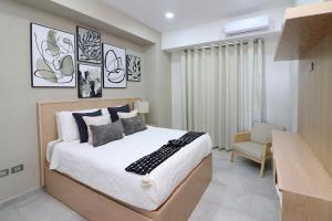 um quarto com uma cama e uma escrivaninha em Beautiful and New Bahía Serena Condominium em Isla Cardones mais 46 fotografias