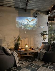 a living room with two couches and a table at Casa Luke Paraty in Paraty