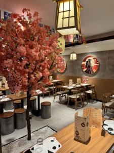 un restaurant avec un arbre au milieu d'une table dans l'établissement Studio Design à Mulhouse, à Mulhouse