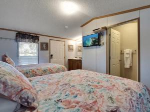 een slaapkamer met twee bedden en een tv aan de muur bij Fiddler's Restaurant and Resort in Steinhatchee +7 foto's