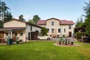 a house with a car parked in the yard at mein.lychen in Lychen