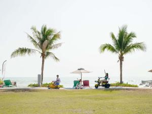 Un grupo de personas montando scooters en la playa. en SO/ Sofitel Hua Hin, en Cha Am 240 fotos más