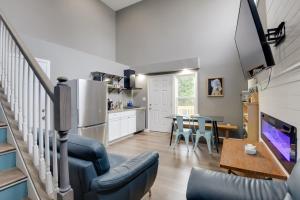 Η κουζίνα ή μικρή κουζίνα στο Work From Home Stylish Apartment in Cheverly!