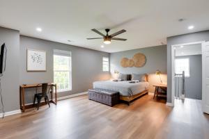 Ένα ή περισσότερα κρεβάτια σε δωμάτιο στο Work From Home Stylish Apartment in Cheverly!