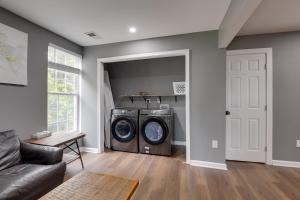 Φωτογραφία από το άλμπουμ του Work From Home Stylish Apartment in Cheverly! σε Landover