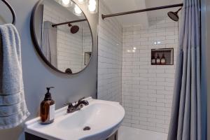 Ένα μπάνιο στο Work From Home Stylish Apartment in Cheverly! +16 φωτογραφίες