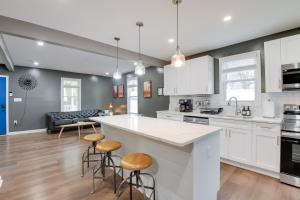 Η κουζίνα ή μικρή κουζίνα στο 1 Mi to Metro Stop WFH-Friendly Hub in Cheverly