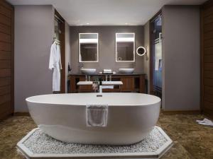 Φωτογραφία από το άλμπουμ του Novotel Inle Lake Myat Min σε Nyaung Shwe +105 φωτογραφίες