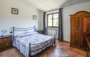 une chambre avec un lit, une commode et une fenêtre dans l'établissement 1 Bedroom Nice Apartment In Casole D'elsa, à Pieve a Scuola