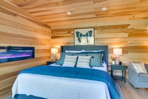 Postel nebo postele na pokoji v ubytování Private Hot Tub, Fire Pit! Pickwick Lake Escape