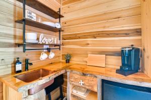 Kuchyň nebo kuchyňský kout v ubytování Private Hot Tub, Fire Pit! Pickwick Lake Escape