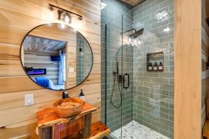 Koupelna v ubytování Private Hot Tub, Fire Pit! Pickwick Lake Escape + 18 fotografií
