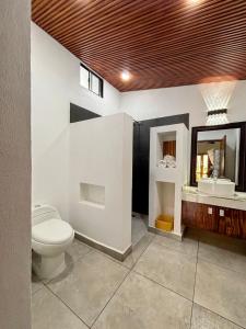 Phòng tắm tại Espectacular casa con jardín y alberca privada