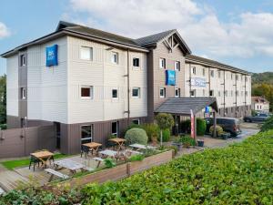 une vue aérienne sur l'avant d'un bâtiment dans l'établissement Hotel Ibis Budget Fecamp, à Fécamp