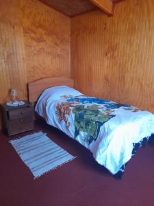 Una cama o camas en una habitación de cabaña milita