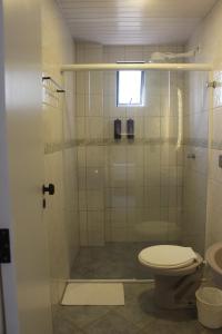 Un baño con ducha, inodoro y lavabo. en Hotel Di Sica, en Balneário Camboriú