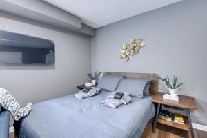 Ένα ή περισσότερα κρεβάτια σε δωμάτιο στο Near Hospitals and Metro Access Studio in Cheverly