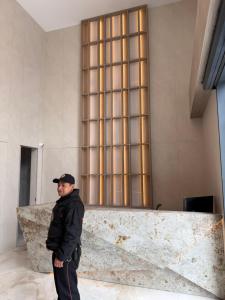 キトにあるSuite de Lujo Adagioの大きな石垣の前に立っている男性 +56枚の写真