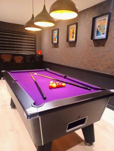 Billardbord på Richmond Cottage - Brand New 4BR Holiday Home, just 3 minutes from the beach with Pool Table and Free Parking