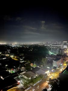- une vue sur la ville la nuit dans l'établissement Cebu Cozy Stylish 1 BR Escape, à Cebu