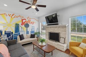 een woonkamer met een bank en een open haard met een tv bij Vibrant 3BR Dallas Home, Near DFW, With Family-Friendly Amenities in Irving