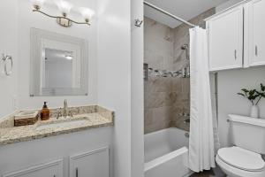 een badkamer met een wastafel, een bad en een toilet bij Vibrant 3BR Dallas Home, Near DFW, With Family-Friendly Amenities in Irving +31 foto's