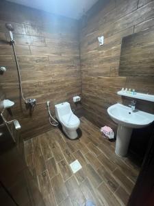 un baño con inodoro y lavabo en AFAQ vip, en Mascate