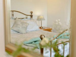 a reflection of a bed in a mirror at 1 Bed in Polperro HIVIE in Lansallos +11 photos