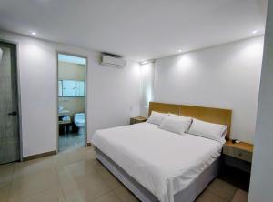 Una cama o camas en una habitación de Atlantis Suites -Amoblados- Buenavista Barranquilla