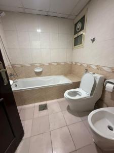 Ένα μπάνιο στο Room with toilet and tv for couple