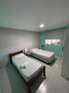 two beds in a room with green walls at Sierra Chica in Alta Gracia
