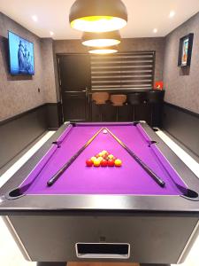 Billardbord på Richmond Cottage - Brand New 4BR Holiday Home, just 3 minutes from the beach with Pool Table and Free Parking + 37 billeder