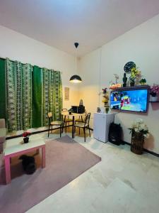 Μια τηλεόραση ή/και κέντρο ψυχαγωγίας στο Room attached toilet for 4 pax with tv