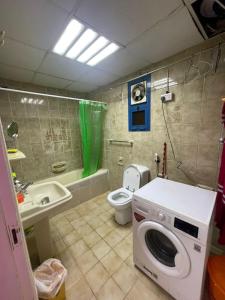 Ένα μπάνιο στο Room attached toilet for 4 pax with tv