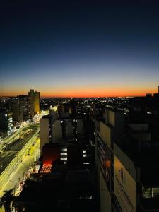 ラモス・メヒアにあるMinisuite Estación Ramos Mejíaの夜の街の景色