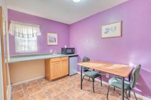 Η κουζίνα ή μικρή κουζίνα στο Los Banos Motel