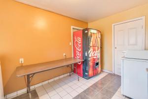 ロス・バナスにあるLos Banos Motelのベンチとソーダマシンのあるキッチン