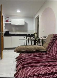 een woonkamer met een bank en een keuken bij Apartamento Paraíso Refúgio - Manoah Beach Flats in Maragogi