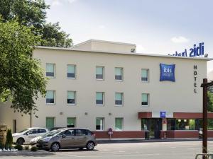 een hotel met auto's voor het hotel bij ibis budget Rodez in Rodez