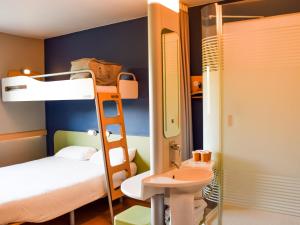Ένα ή περισσότερα κρεβάτια σε δωμάτιο στο ibis budget Rodez