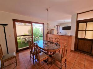 una cucina e una sala da pranzo con tavolo e sedie di Condominio 4 Estaciones a Paracas