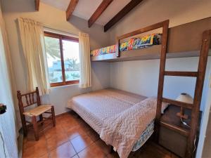 una camera con letti a castello, una sedia e una finestra di Condominio 4 Estaciones a Paracas Altre 15 foto