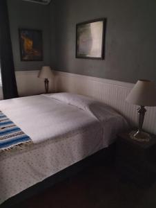 Postel nebo postele na pokoji v ubytování Angie's in the Heights + 4 fotografie