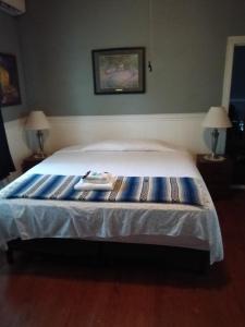Postel nebo postele na pokoji v ubytování Angie's in the Heights