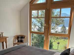 1 dormitorio con ventana grande con vistas a un campo en Landhaus St Georgen im Gailtal, en Emmersdorf