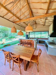 a dining room with a wooden table and chairs at Casa com Jacuzzi e Área Gourmet em Mury in Muri +60 photos