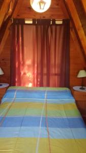 Un dormitorio con una cama en un ático en Paraje del Molino Casa Alpina, en San José