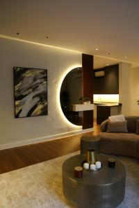 een woonkamer met een bank en een tafel bij luxury apartment AL Majdiah Residence K,Hittin,Boulevard, البوليفارد in Riyad