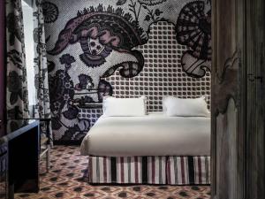 Una cama o camas en una habitación de Jules César Hotel & Spa Arles - MGallery Collection