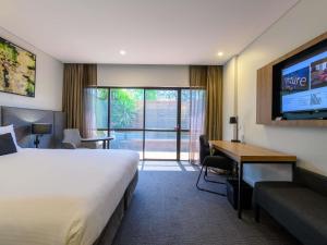 Giường trong phòng chung tại Mercure Penrith